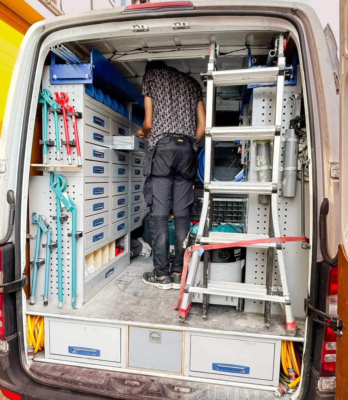 Bedrijfsbus van M.I.B. Installatietechniek